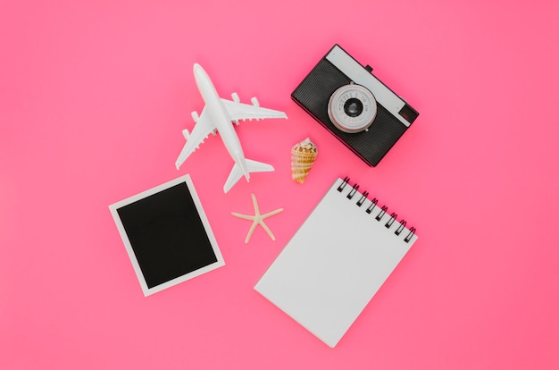 Aeroplano di vista superiore con fotocamera e notebook