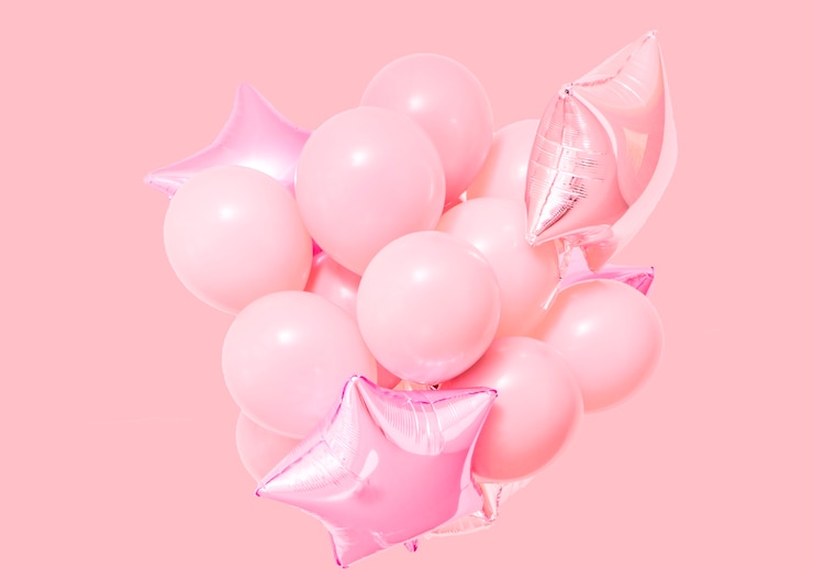 Foto gratuito aerostati di compleanno rosa su sfondo rosa con mockup