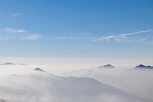 Affacciato su una catena montuosa ricoperta da una nebbia bianca