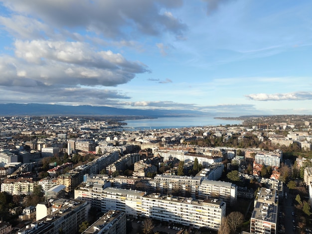 Affacciato sulla vista degli edifici della città di Ginevra, in Svizzera, con un cielo blu nuvoloso