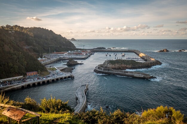 Affacciato sulla vista del Mirador de la Garita a Cudillero, Asturias, Spagna