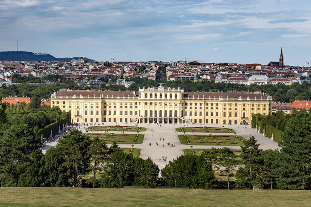 Affacciato sulla vista del palazzo di schönbrunn a vienna, in austria