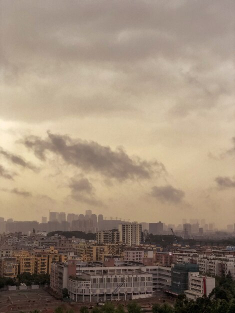 Affacciato sulla vista di una città urbana piena di edifici con nuvole scure