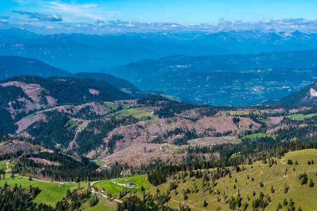 Affacciato sulle colline e sulle montagne dell'Alto Adige, Italia
