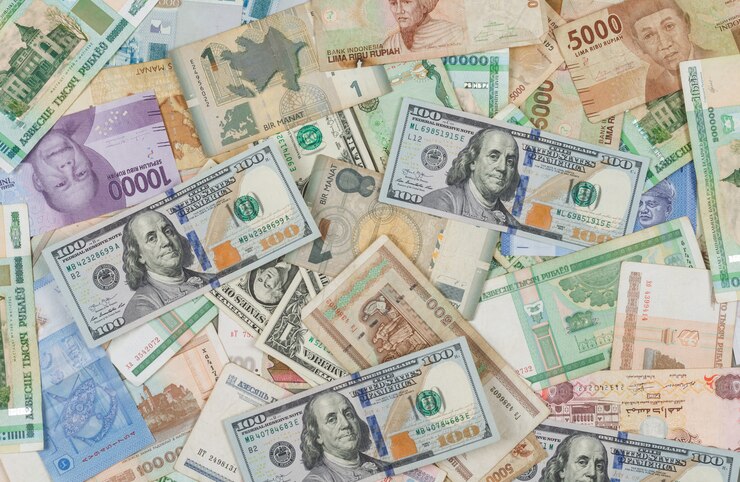 Foto gratuito affare e concetto finanziario sulla pila di disposizione del piano del fondo dei soldi.