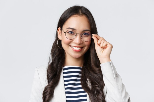 Affari, finanza e occupazione, concetto di imprenditrici di successo. Giovane programmatrice IT asiatica di talento con gli occhiali, responsabile dell'assistenza clienti che sorride alla telecamera
