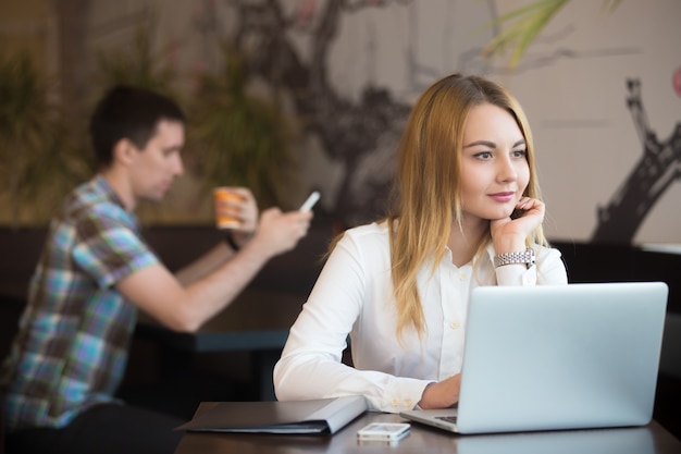 affari Pensieroso lavora nel negozio di caffè