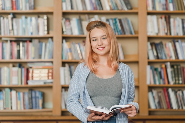 Affascinante adolescente con il libro