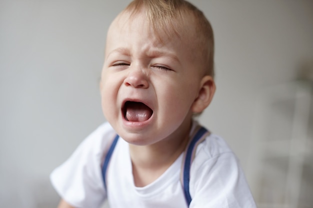 Affascinante adorabile ragazzo neonato in posa