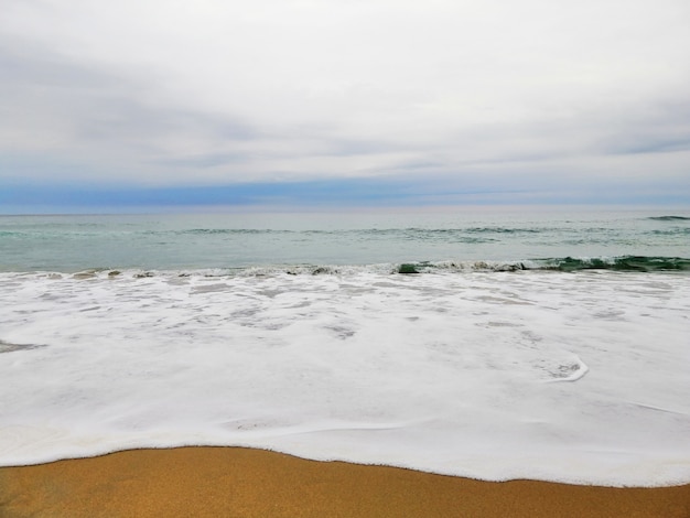 Affascinante alba sulla spiaggia di sabbia nella località turistica di San Sebastian, Spagna