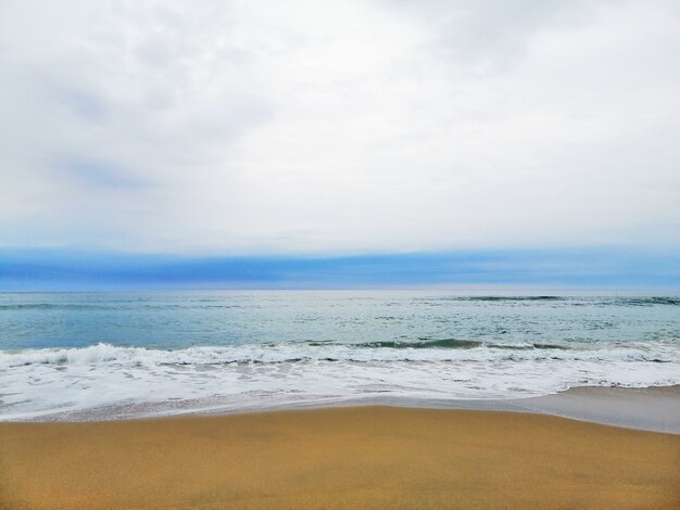 Affascinante alba sulla spiaggia di sabbia nella località turistica di San Sebastian, Spagna