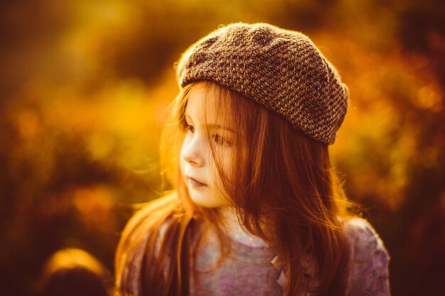 Affascinante bambina in un berretto