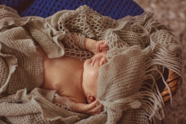 affascinante bambino bello neonatale chiusa