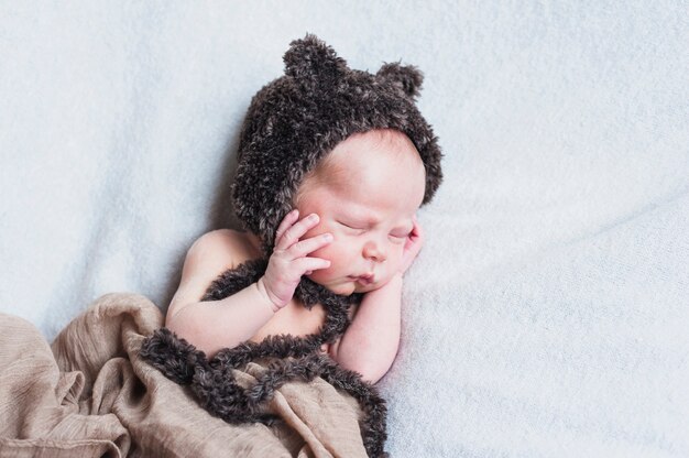 Affascinante bambino in cappello da orso