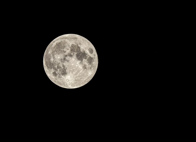 Affascinante e bellissima luna piena che brilla nell'oscurità, ottima per gli sfondi