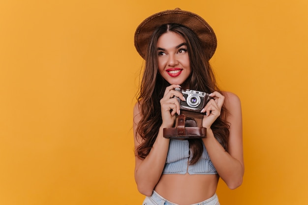 Affascinante giovane fotografa femminile che si diverte dopo il servizio fotografico