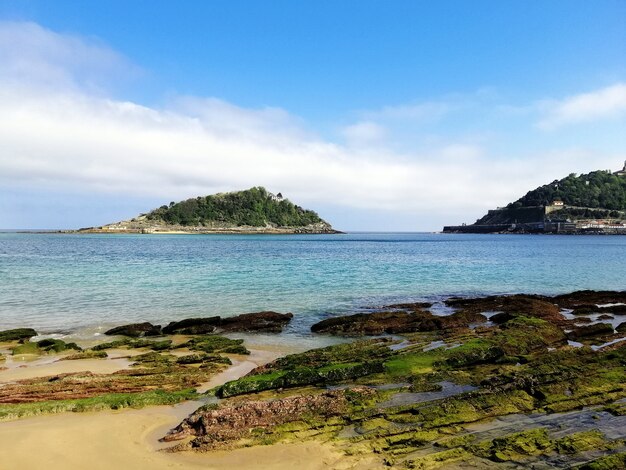 Affascinante inquadratura dall'alto di una spiaggia a San Sebastian, in Spagna