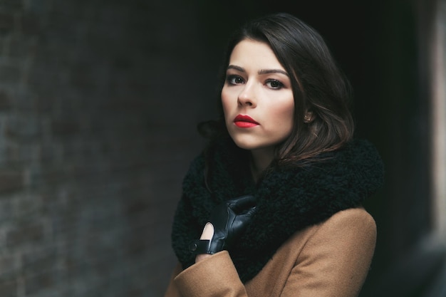 Affascinante modella femminile in un cappotto