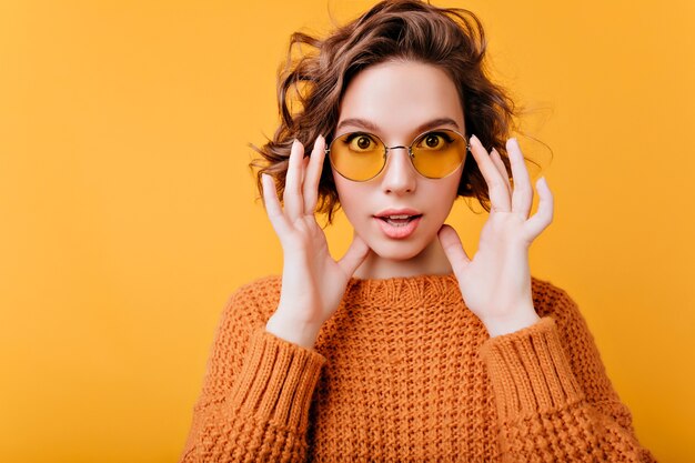 Affascinante modello femminile caucasico con anello che esprime emozioni sorprese