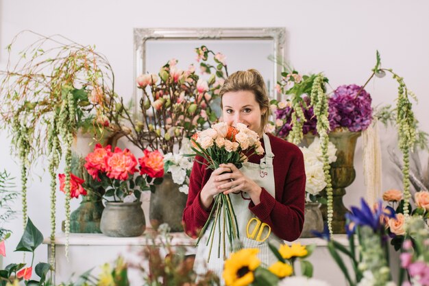 Affascinante ragazza con bouquet in negozio