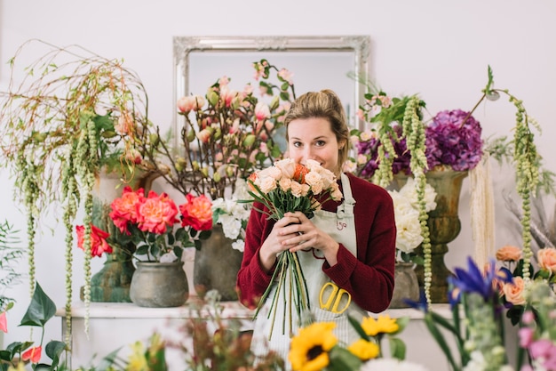 Affascinante ragazza con bouquet in negozio