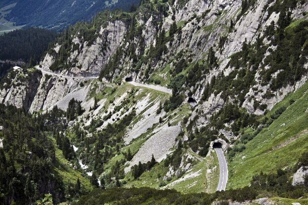 Affascinante ripresa aerea delle bellissime montagne rocciose