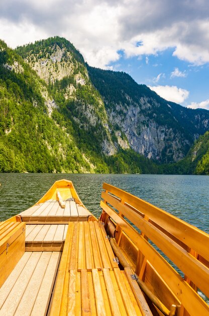 Affascinante ripresa verticale del Lago Toplitz Neuhaus in Austria in un pomeriggio caldo e soleggiato