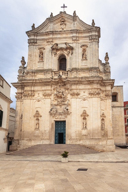 Affascinante veduta della Basilica di San Martino in architettura barocca nella vuota Piazza Plebiscito, Martina Franca. Splendida giornata in una città turistica, Puglia, Italia.