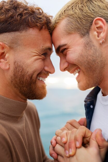 Affettuosa coppia gay che trascorre del tempo insieme sulla spiaggia