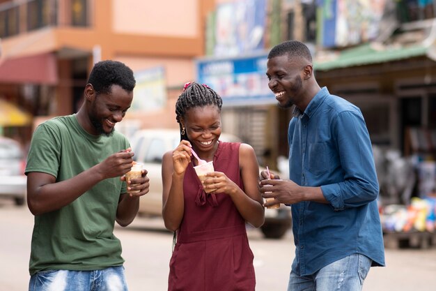 Africani che mangiano una bevanda fredda
