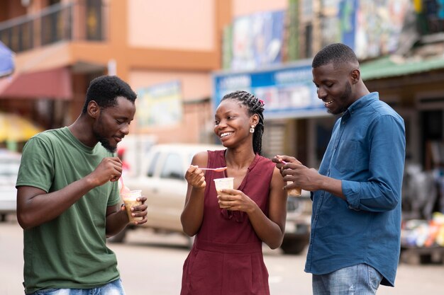 Africani che mangiano una bevanda fredda