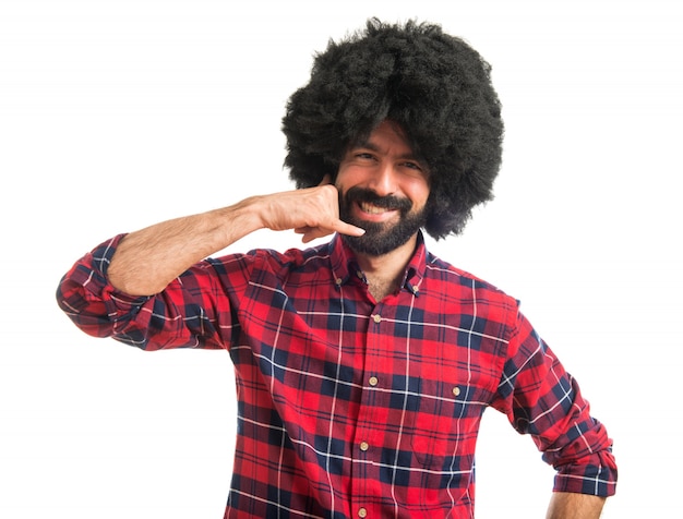 Afro uomo che fa il gesto del telefono