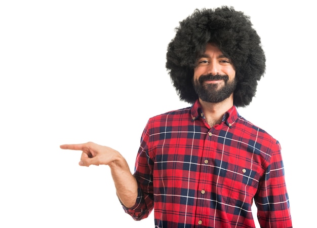 Afro uomo che punta verso il laterale