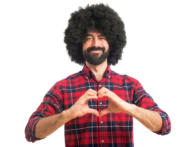 Afro uomo facendo un cuore con le mani