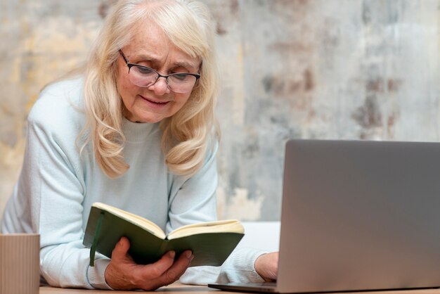 Agenda di consulenza per donne anziane