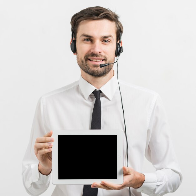 Agente di call center che presenta il modello di tablet