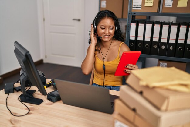 Agente di call center di commercio elettronico della giovane donna cinese che lavora all'ufficio