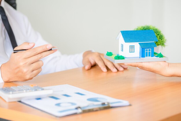 Agente di intermediazione immobiliare che presenta e consulta al cliente l'accordo sul modulo di assicurazione del segno decisionale