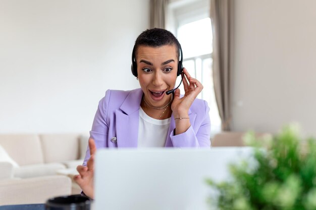 Agente donna giovane operatore amichevole con cuffie Bella donna d'affari che indossa una cuffia microfono che lavora in ufficio come concetto di lavoro di call center agente del servizio clienti di telemarketing