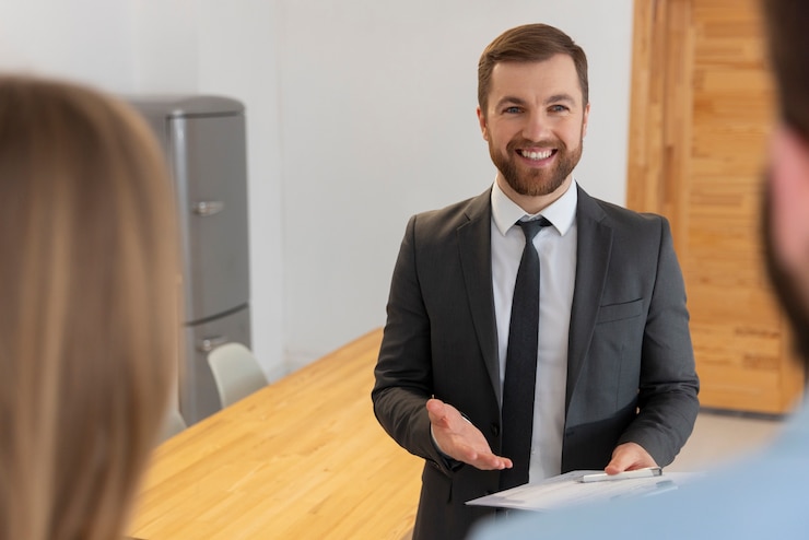 Foto gratuito agente immobiliare al lavoro che mostra casa e fa affari
