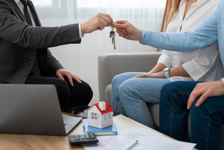 Foto gratuito agente immobiliare al lavoro che mostra casa e fa affari