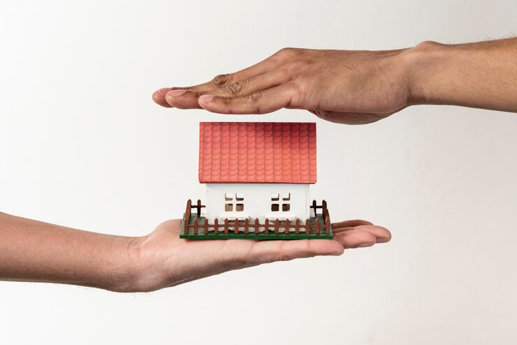 Foto gratuito agente immobiliare e cliente in possesso di una casa giocattolo