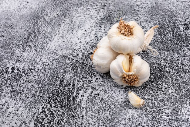 Aglio bianco fresco sul bordo di pietra