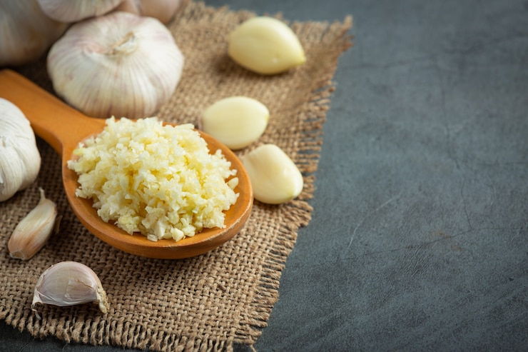 Foto gratuito aglio crudo fresco pronto da cucinare