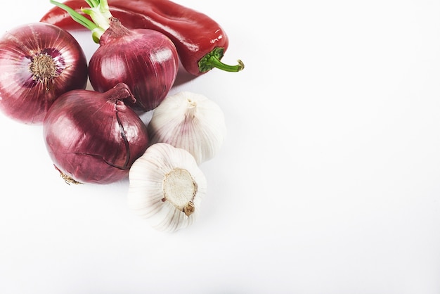 Aglio della cipolla blu e peperoncino rosso caldo isolati su bianco.