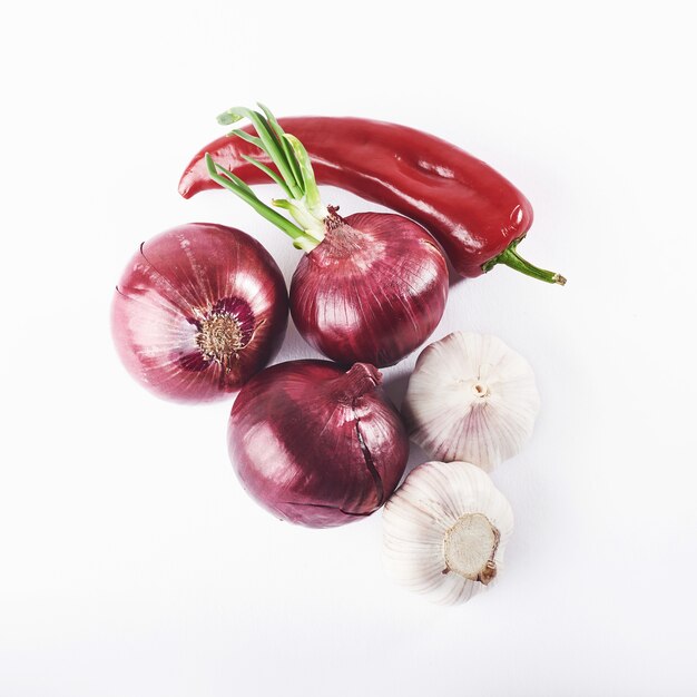 Aglio della cipolla blu e peperoncino rosso caldo isolati su bianco.