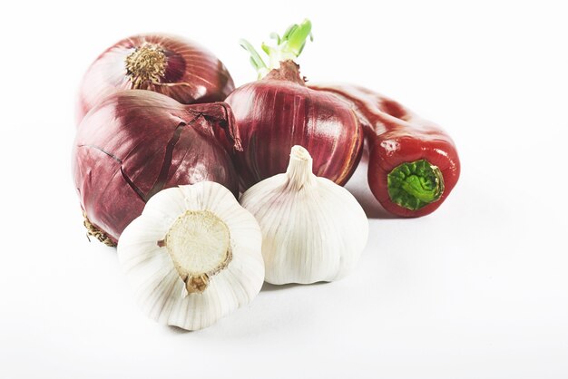 Aglio della cipolla blu e peperoncino rosso caldo isolati su bianco.