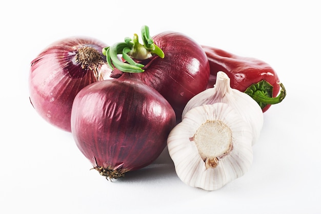 Aglio della cipolla blu e peperoncino rosso caldo isolati su bianco.