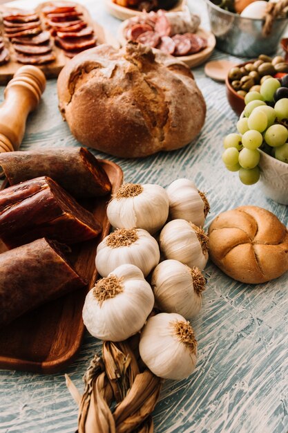 Aglio vicino a cibo assortito