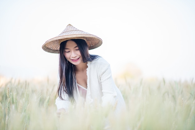 Agricoltore vietnamita Raccolto di grano